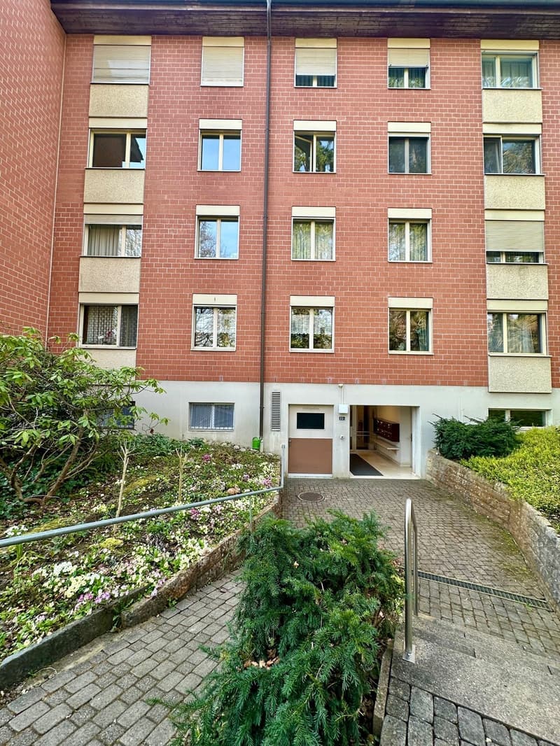 Gepflegte 4.5-Zimmer-Wohnung mit Balkon und Einstellhallenplatz (12)