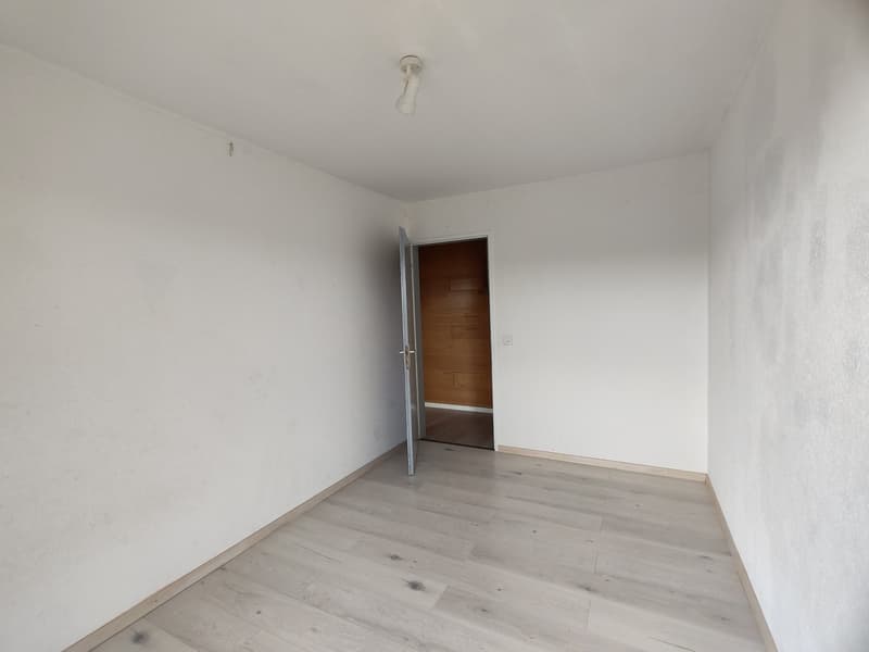 Wir vermieten ab sofort eine helle und grosszügige 4-Zimmer-Wohnungin ruhiger Lage in Zwingen (7)