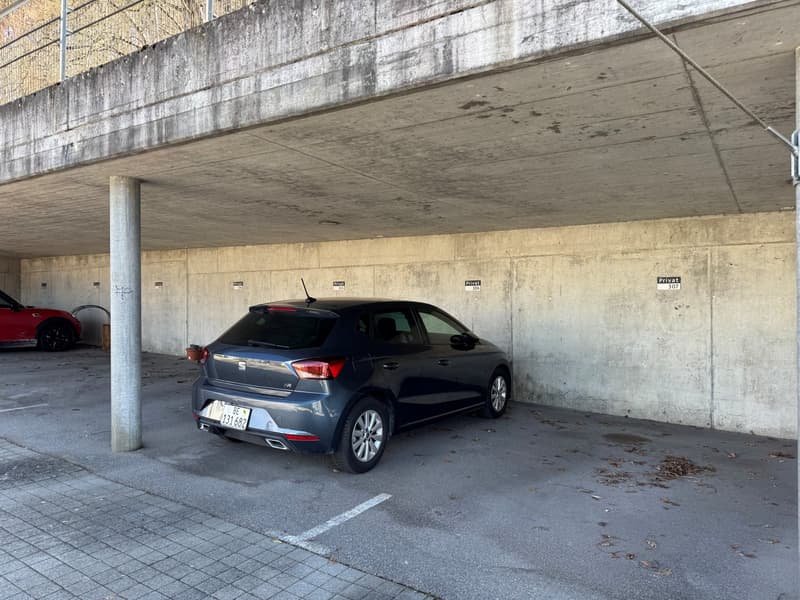 Überdeckter Autoparkplatz