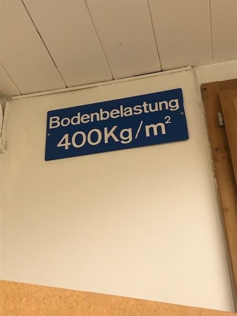The image shows a sign that displays the text 'Bodenbelastung 400Kg/m2', which translates to 'Floor load 400Kg/m2' in English.