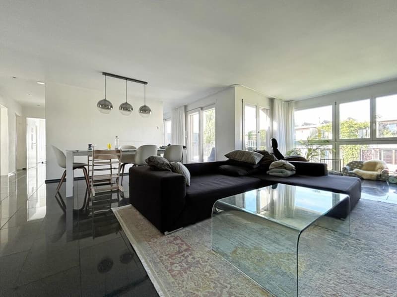Helle 4.5-Zimmer-Wohnung mit Balkon und Garage in Stäfa (3)