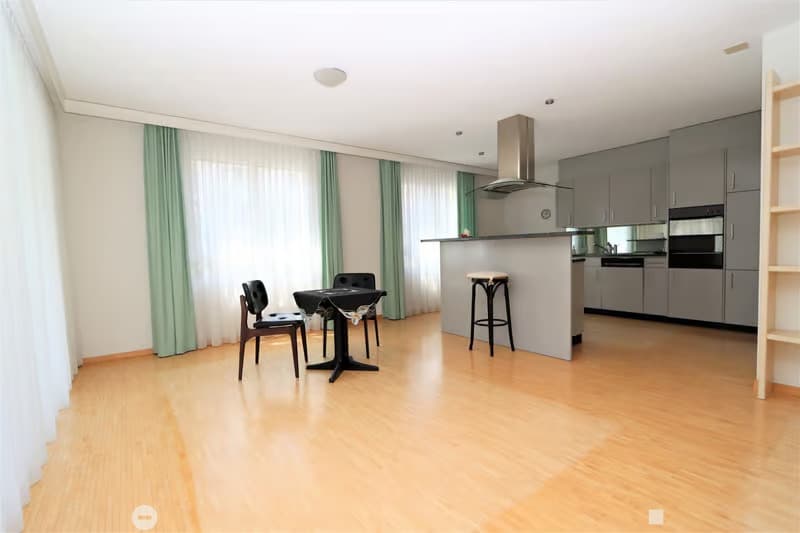 Zentral gelegene und grosszügige 4.5-Zimmerwohnung (5)