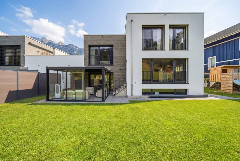 EXKLUSIVE VILLA MIT BERGPANORAMA, SAUNA UND WINTERGARTEN (2)