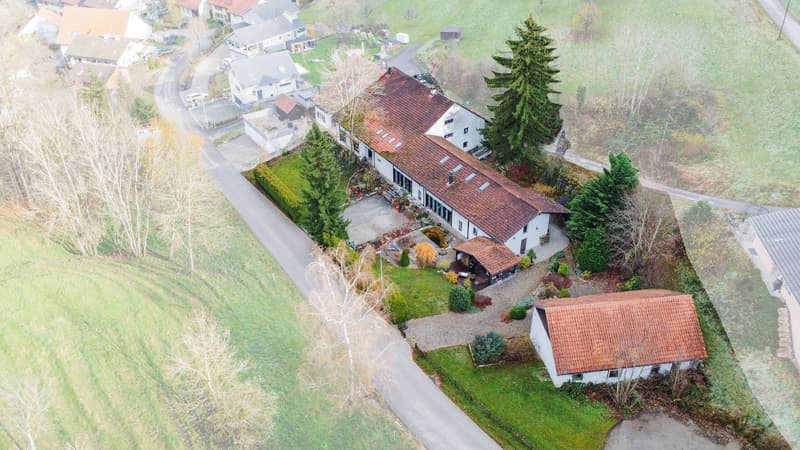 CHARMANT UND VIELFÄLTIG - GENERATIONENHAUS MIT PFERDESTALL (1)