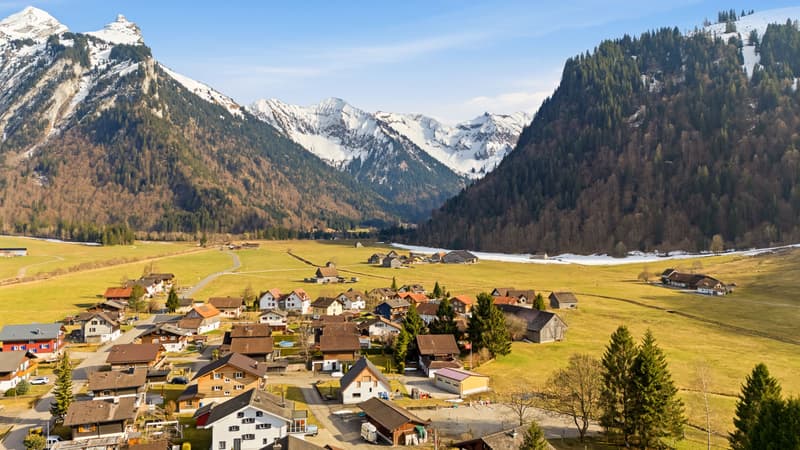 EIN HAUCH SKANDINAVIEN IM KANTON SCHWYZ - 8.5 ZIMMERHAUS (8)