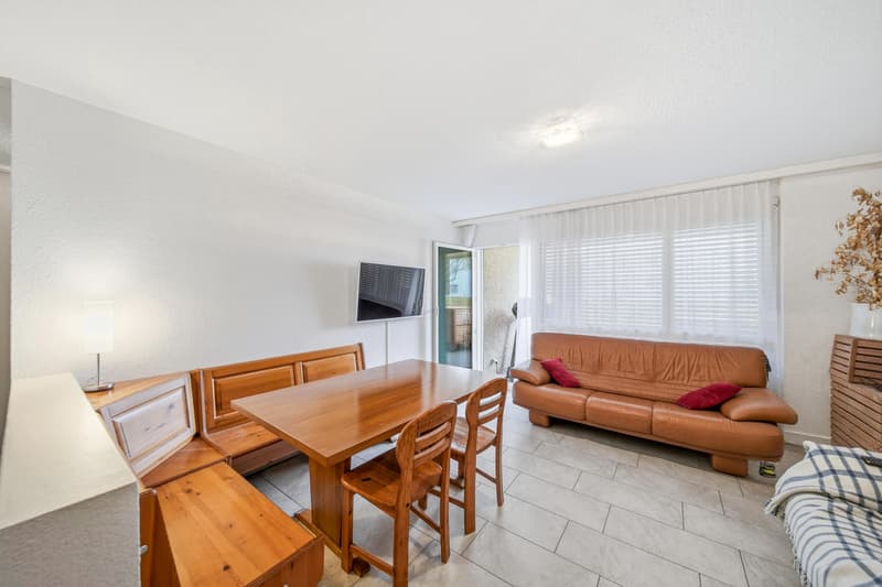 CHARMANTE 2.5-ZIMMER-WOHNUNG MIT WINTERGARTEN UND GRÜNLAGE (1)