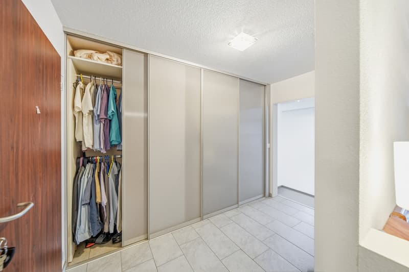 CHARMANTE 2.5-ZIMMER-WOHNUNG MIT WINTERGARTEN UND GRÜNLAGE (4)