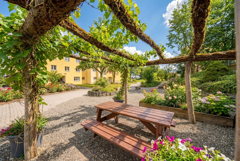 CHARMANTE 2.5-ZIMMER-WOHNUNG MIT WINTERGARTEN UND GRÜNLAGE (7)