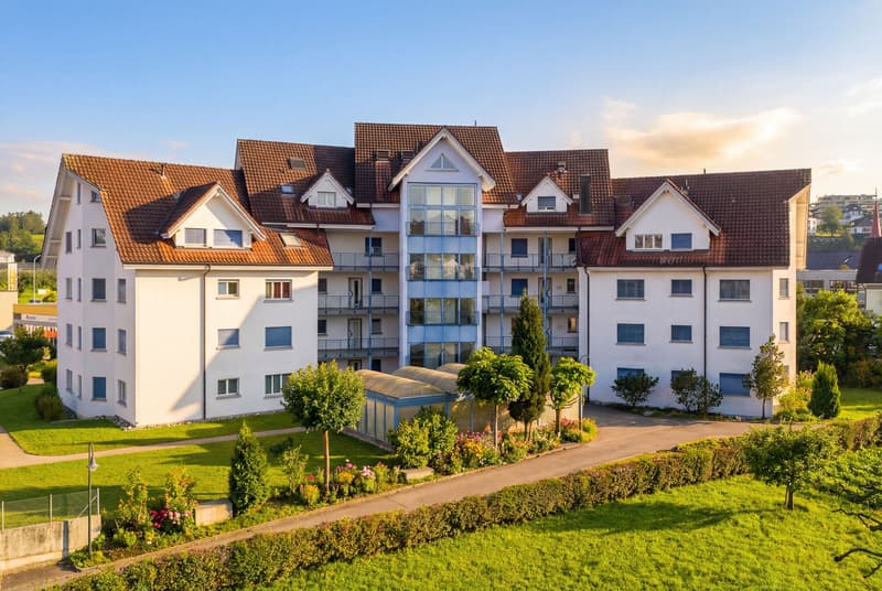 GERÄUMIGE 3.5-ZIMMER-WOHNUNG MIT GALERIEGESCHOSS, BALKON UND SCHÖNER WEITSICHT (7)
