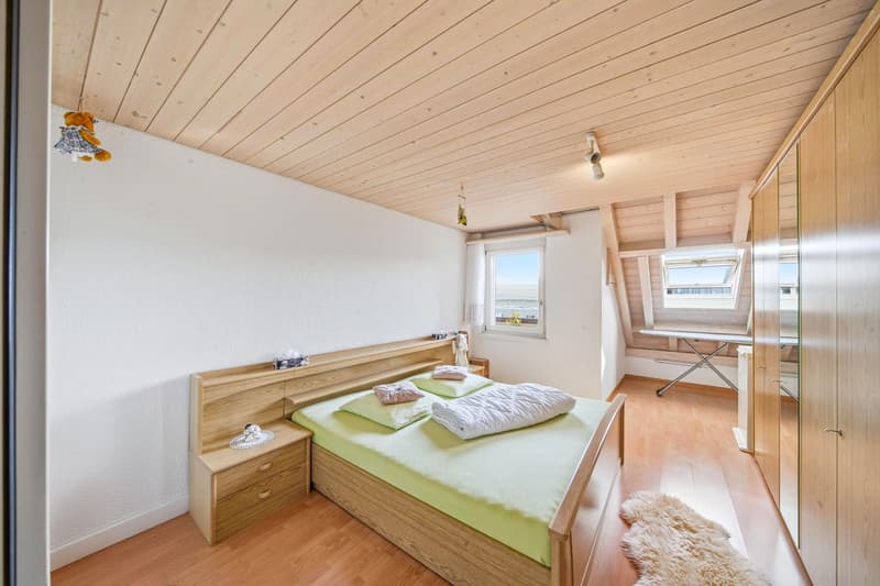 GERÄUMIGE 3.5-ZIMMER-WOHNUNG MIT GALERIEGESCHOSS, BALKON UND SCHÖNER WEITSICHT (3)