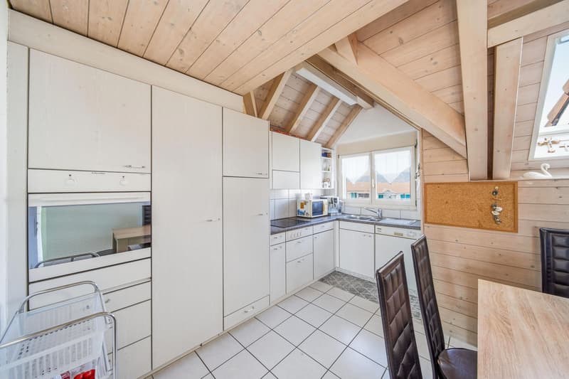 GERÄUMIGE 3.5-ZIMMER-WOHNUNG MIT GALERIEGESCHOSS, BALKON UND SCHÖNER WEITSICHT (2)
