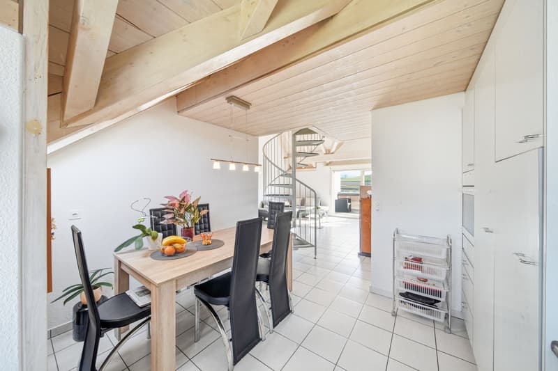 GERÄUMIGE 3.5-ZIMMER-WOHNUNG MIT GALERIEGESCHOSS, BALKON UND SCHÖNER WEITSICHT (1)