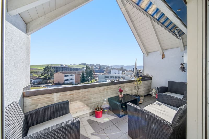GERÄUMIGE 3.5-ZIMMER-WOHNUNG MIT GALERIEGESCHOSS, BALKON UND SCHÖNER WEITSICHT (6)