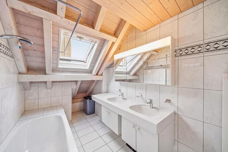 GERÄUMIGE 3.5-ZIMMER-WOHNUNG MIT GALERIEGESCHOSS, BALKON UND SCHÖNER WEITSICHT (5)