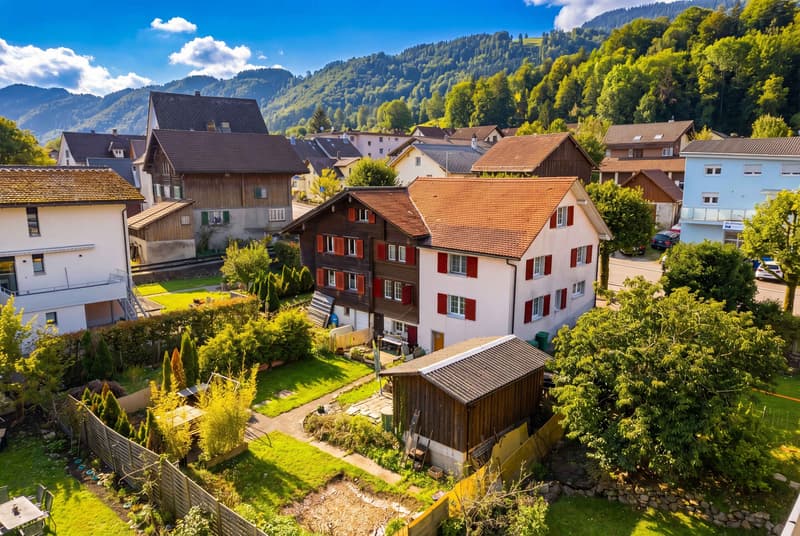 CHARMANTE HAUSHÄLFTE MIT CHEMINÉE, BERGBLICK UND POTENZIAL (1)