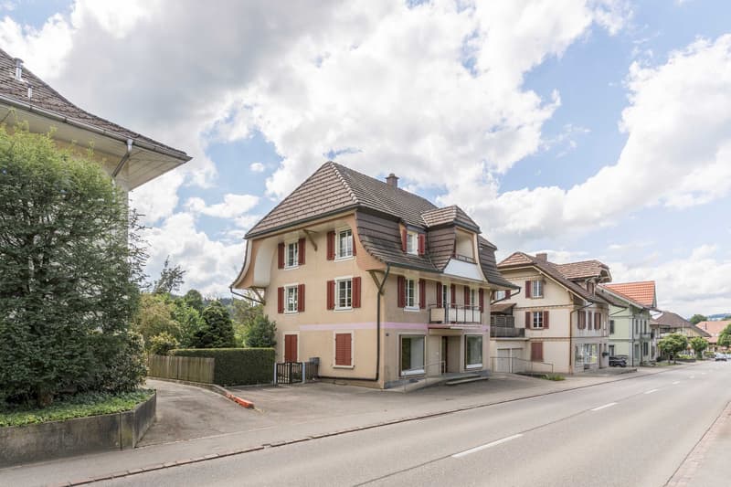 SPACIOUS RESIDENTIAL AND COMMERCIAL BUILDING IN THE VILLAGE CENTER (1)