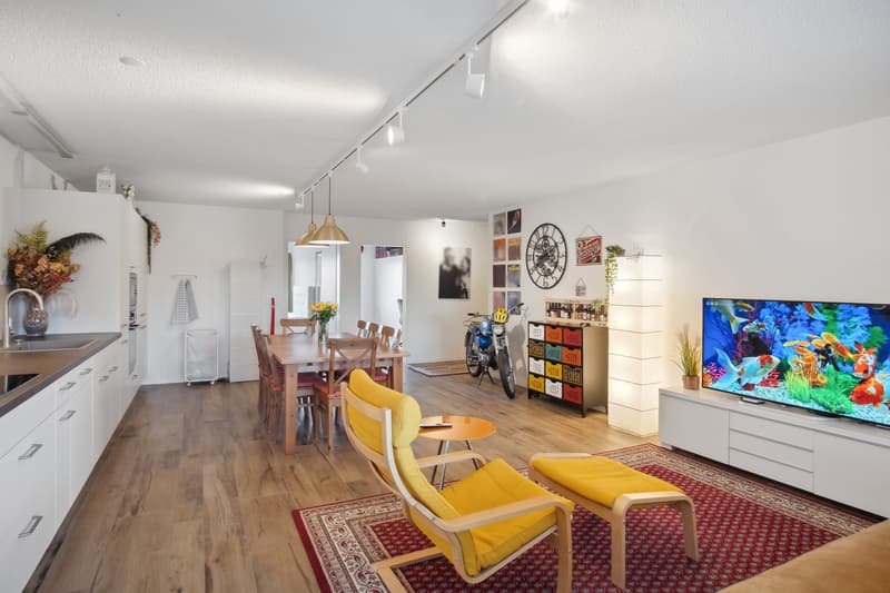 BRIGHT APARTMENT WITH GLAZED BALCONY AND GOOD CONNECTIONS (2)