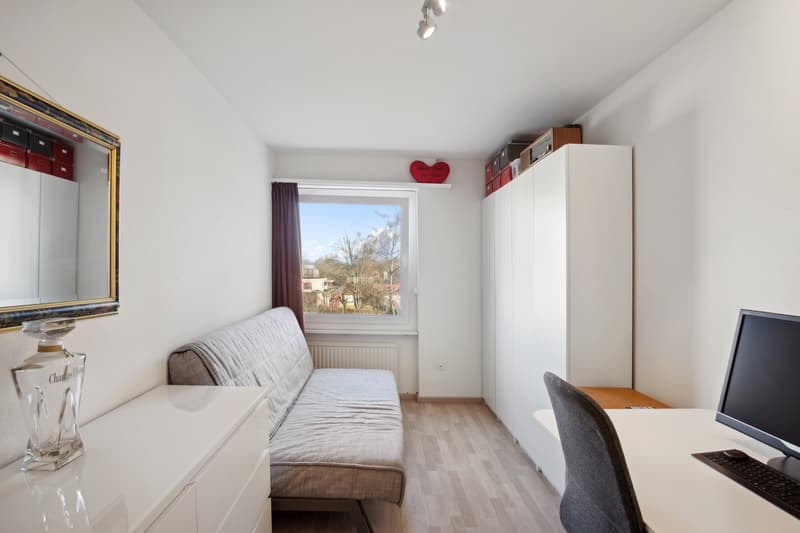 BRIGHT APARTMENT WITH GLAZED BALCONY AND GOOD CONNECTIONS (5)