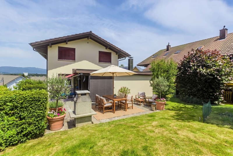FREISTEHENDES EINFAMILIENHAUS MIT GANZ VIEL GRÜN (1)