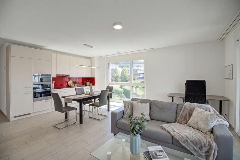 GROSSZÜGIGE 2.5 ZIMMER WOHNUNG MIT WINTERGARTEN (2)