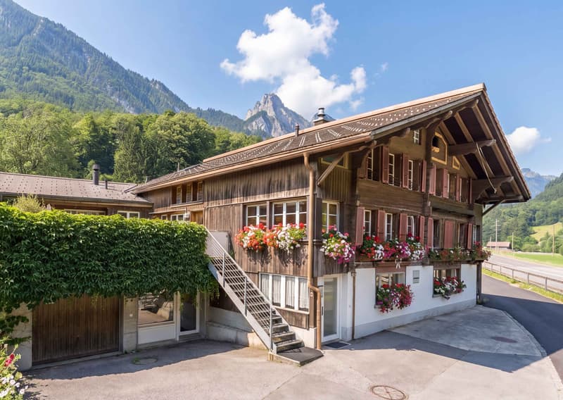 8.5 ZIMMER HAUSHÄLFTE MIT EINLIEGERWOHNUNG IN DEN BERNER ALPEN (1)