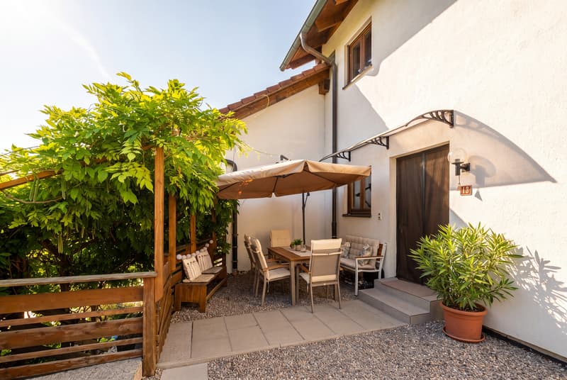 CHARMANTES DOPPELEINFAMILIENHAUS MIT GARTENIDYLLE IN SCHLEITHEIM (7)