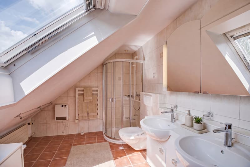 HANGLAGE UND VIEL POTENZIAL - FREISTEHENDES 6.5 ZIMMER EINFAMILIENHAUS (7)