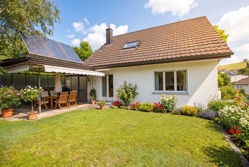 HANGLAGE UND VIEL POTENZIAL - FREISTEHENDES 6.5 ZIMMER EINFAMILIENHAUS (1)