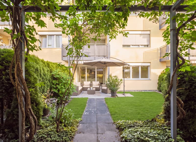 IDYLLISCHE GARTENWOHNUNG IM DORFKERN VON ADLIGENSWIL (1)