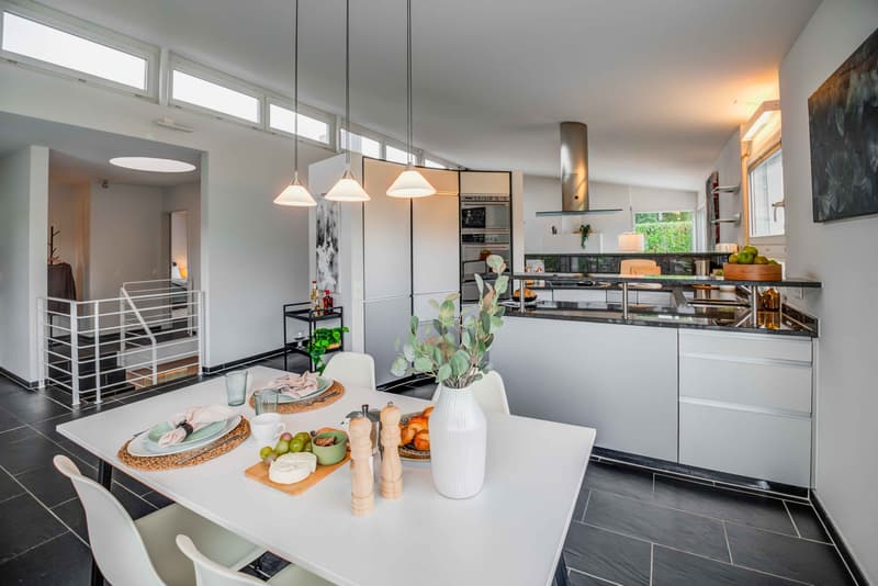 ERHOBEN MIT BLICK INS GRÜNE - GEDIEGENES 6.5 ZIMMER EINFAMILIENHAUS (3)