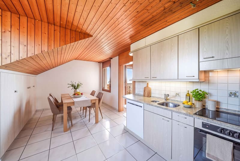 WOHNCHARME MIT WEITBLICK - 4.5 ZIMMER DACHWOHNUNG IN OBERWIL-LIELI (2)