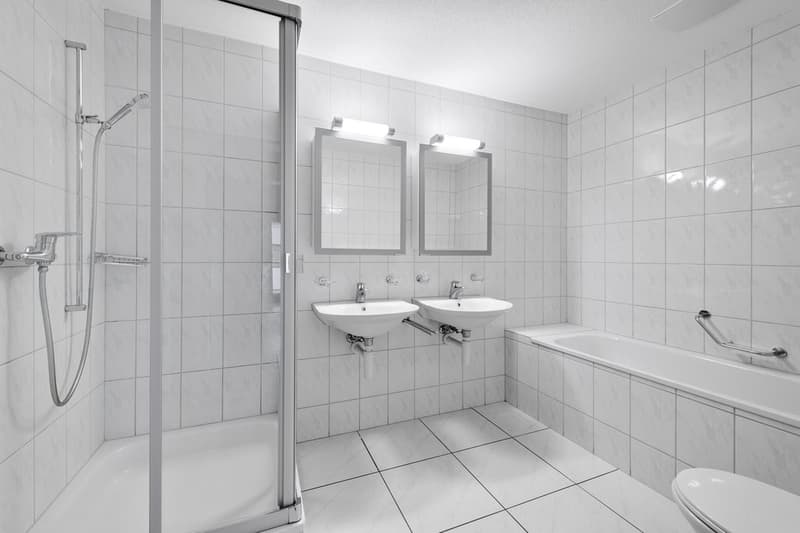 Badezimmer mit Dusche/Badewanne