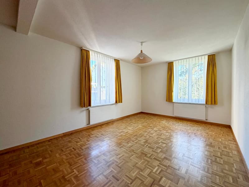Spacious room, parquet floor, large windows, radiators, yellow curtains, hanging lamp