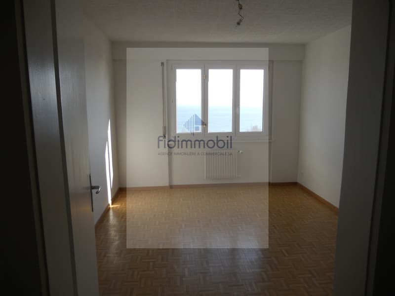 APPARTEMENT DE 4 PIÈCES AVEC MAGNIFIQUE VUE SUR LE LAC (4)