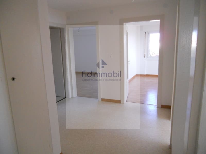 APPARTEMENT DE 4 PIÈCES AVEC MAGNIFIQUE VUE SUR LE LAC (5)