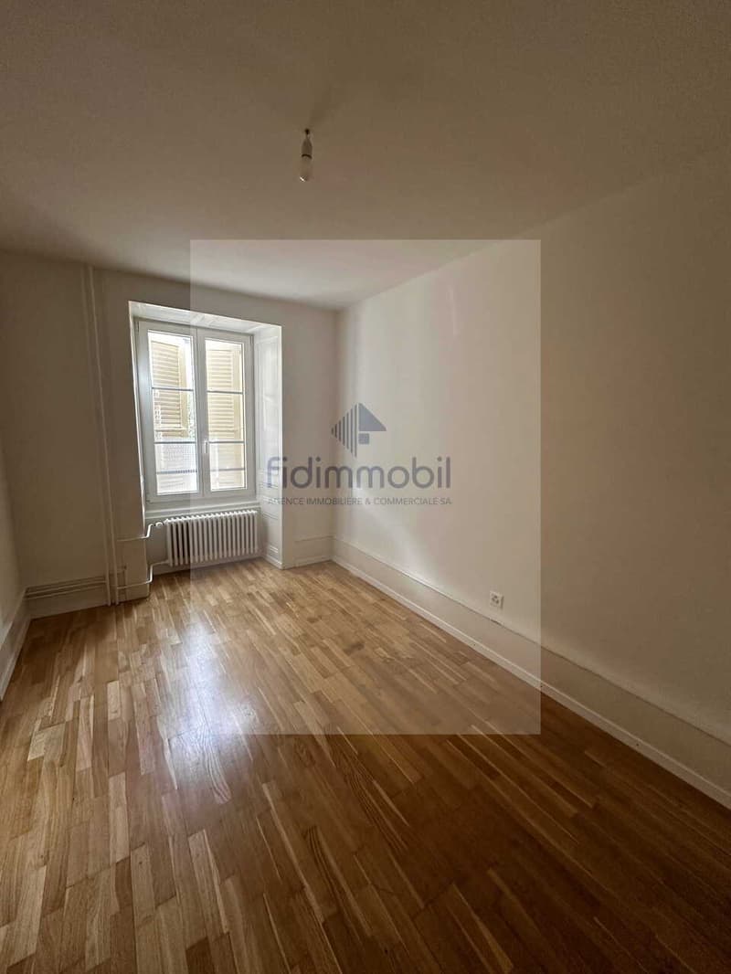 Appartement au rez, cuisine agencée, séjour, 2 chambres, salle-de-bain (5)