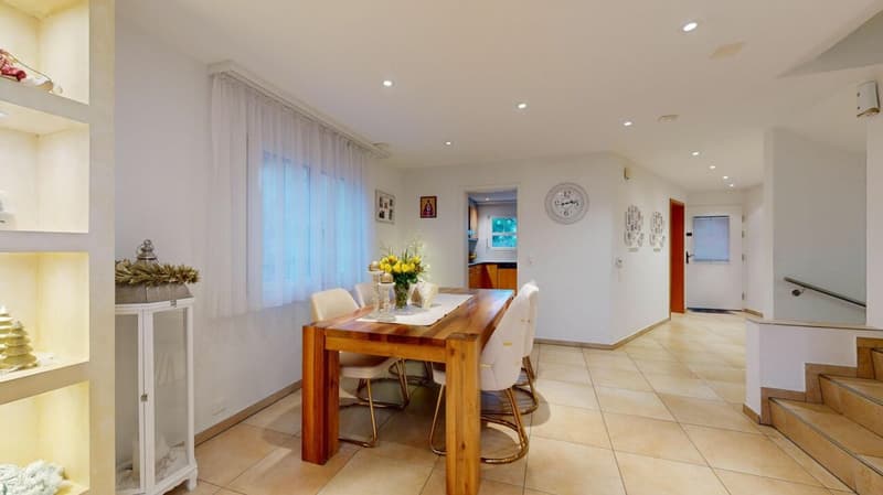 modernes Einfamilienhaus mit zwei Einstellhallenplätzen (2)