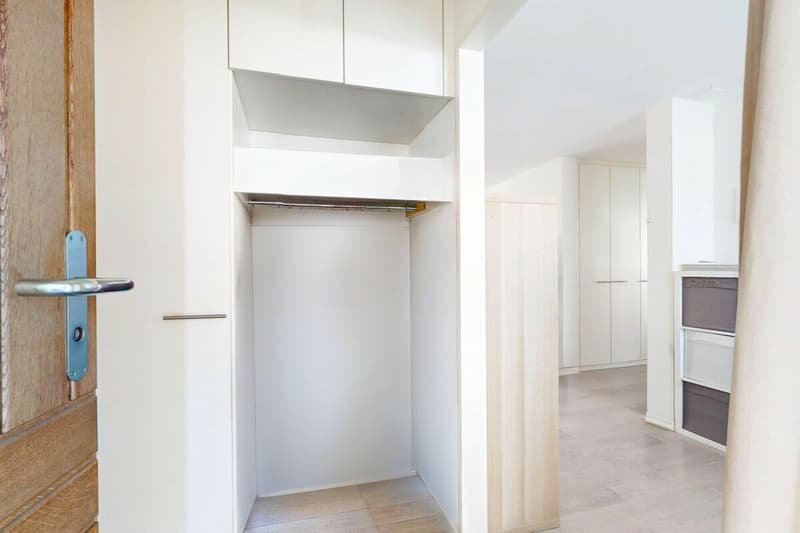 Appartamento curato con balcone, cantina, soffitta e posto auto (4)