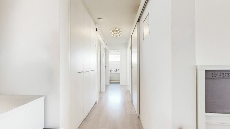 Appartamento curato con balcone, cantina, soffitta e posto auto (8)