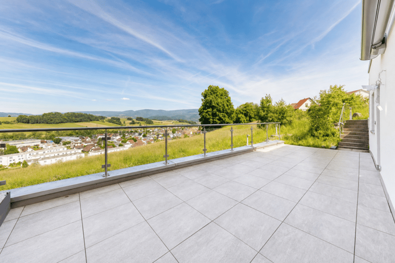 moderne Wohnung mit wundervoller Terrasse und Carport für zwei Fahrzeuge (2)