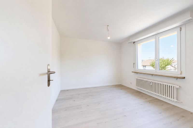 frisch renovierte 3.5-ZWG mit Balkon, Keller, Estrich, Waschmaschine und Parkplatz (8)