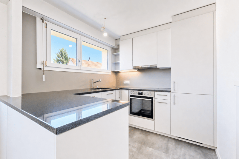frisch renovierte 3.5-ZWG mit Balkon, Keller, Estrich, Waschmaschine und Parkplatz (2)