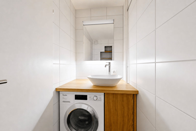 frisch renovierte 3.5-ZWG mit Balkon, Keller, Estrich, Waschmaschine und Parkplatz (6)