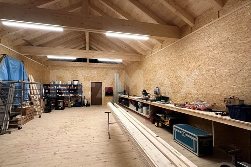 Bauernhaus mit Werkstatt und Garagen (13)