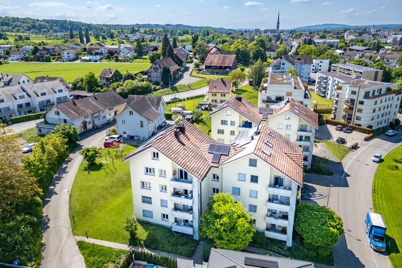 am östlichen Stadtrand eingebettet
