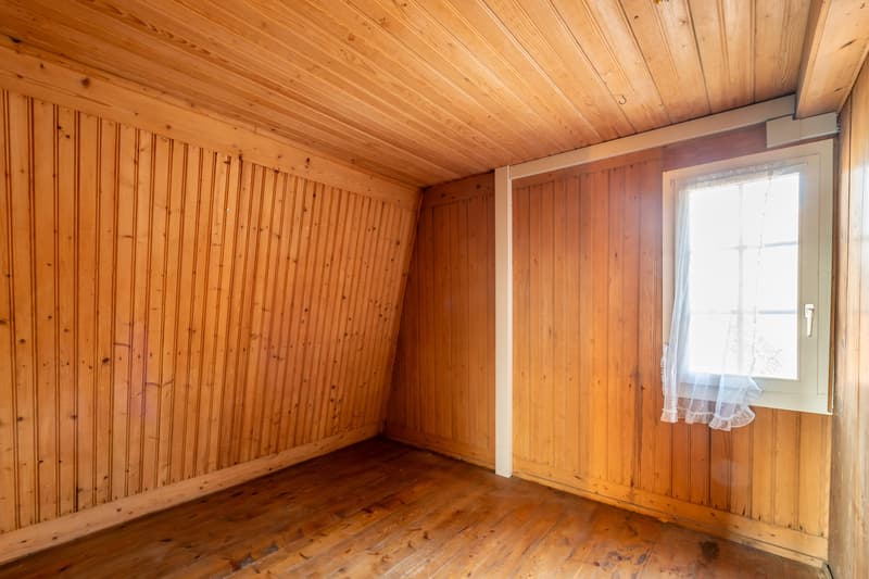 die Zimmer im Obergeschoss sind mit viel Holz ausgekleidet