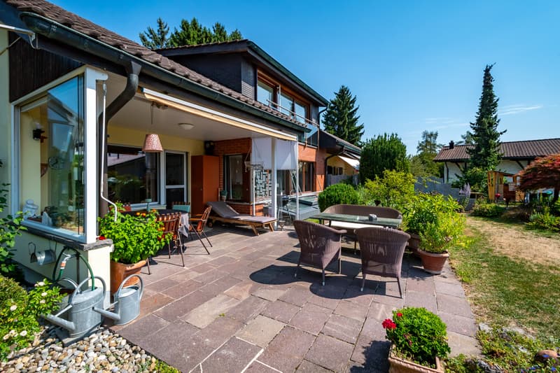 grosser, teils gedeckter Sitzplatz des Wohnhauses