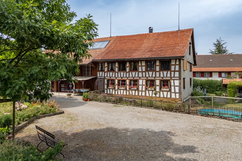 Stilvolles Fachwerkhaus mit Gewerbe und Pferdeinfrastruktur