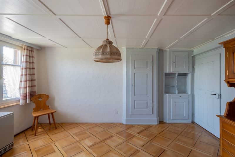 helles Zimmer mit schönem Tafelparkett