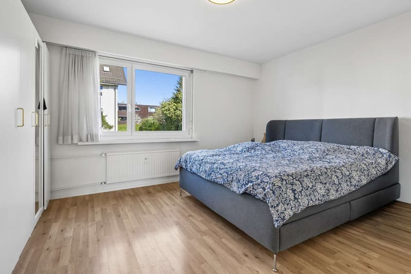 Helles Schlafzimmer mit viel Platz für Schränke